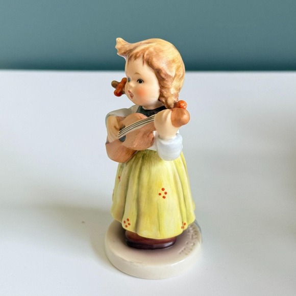 Hummel Figurine #557 "Strum Along" with song and sound without original box C1 - Picture 2 of 6